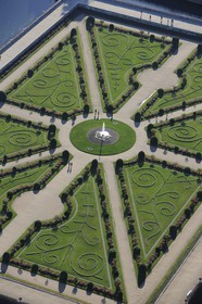 France, Indre-et-Loire (37), le jardin à la française du château de Chenonceau (vue aérienne)