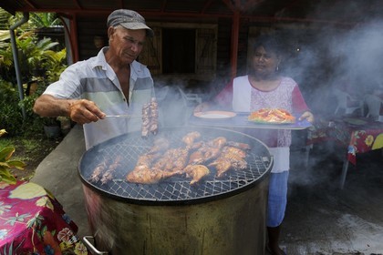 France, Ile de la Reunion, côte sud, Saint-Philippe, restaurant La Mer Cassée en bordure de mer, poulet grillé aussi appellé poulet bitume, poulet la poussière ou encore poulet goudron