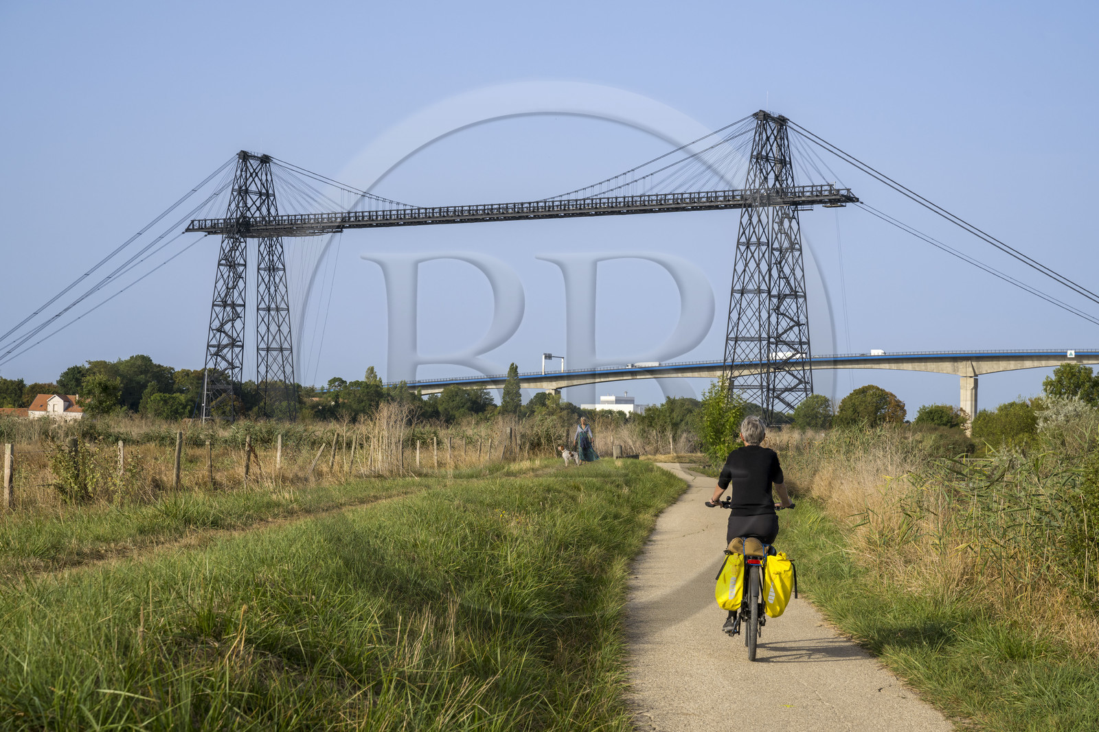 France, Charente-Maritime (17),  Rochefort, le pont transbordeur de Rochefort (ou Martrou) construit par Ferdinand Arnodin en 1900, cycliste faisant la véloroute