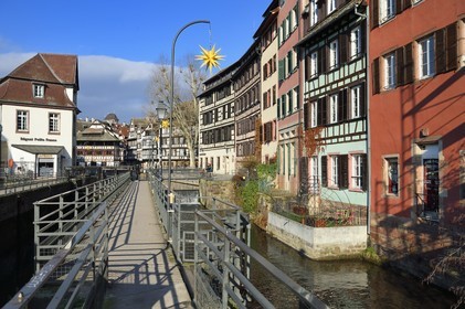 France, Bas-Rhin (67), Strasbourg, vieille ville classée au Patrimoine Mondial de l'UNESCO, quartier de la Petite France, l'écluse sur l'Ill vers le quai des Moulins et la passerelle des anciennes glacières