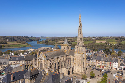 France, Côtes-d'Armor (22), Tréguier, cathédrale Saint-Tugdual et le fleuve Jaudy en arrière plan (vue aérienne)