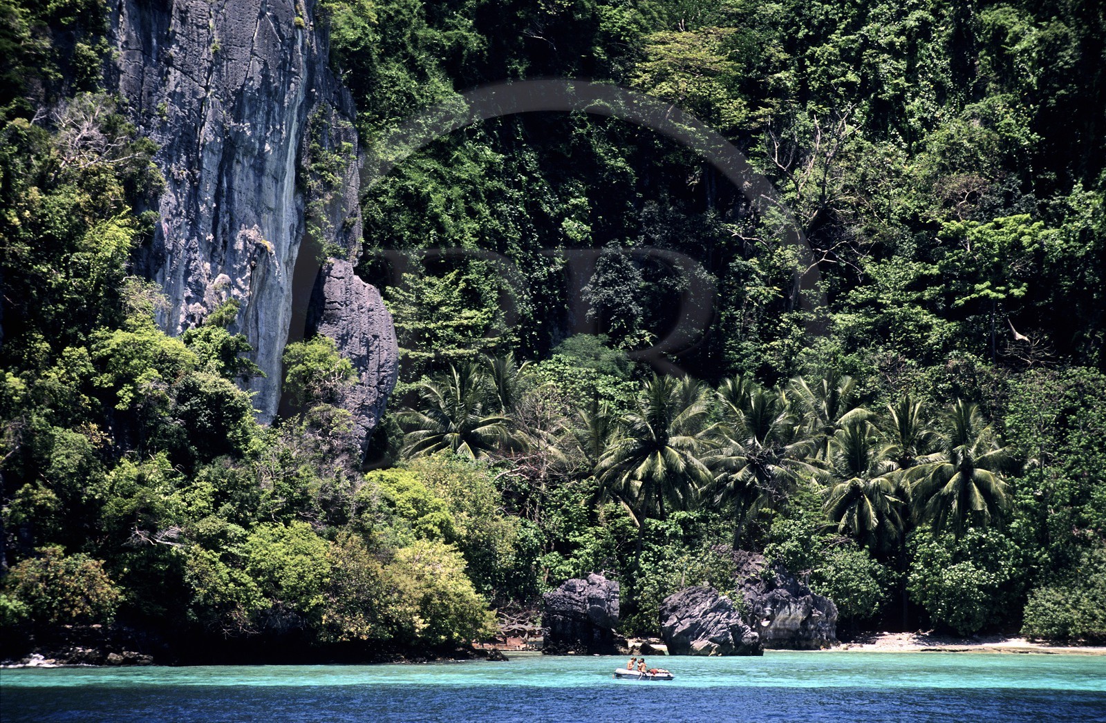Thaïlande, Archipel de Ko Phi Phi, île de Phi Phi Don, falaise et plage