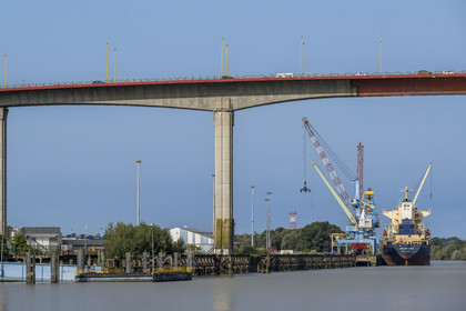 France, Loire-Atlantique (44), Nantes, le Pont de Cheviré franchissant la Loire et les quais du port de commerce de Nantes à Cheviré