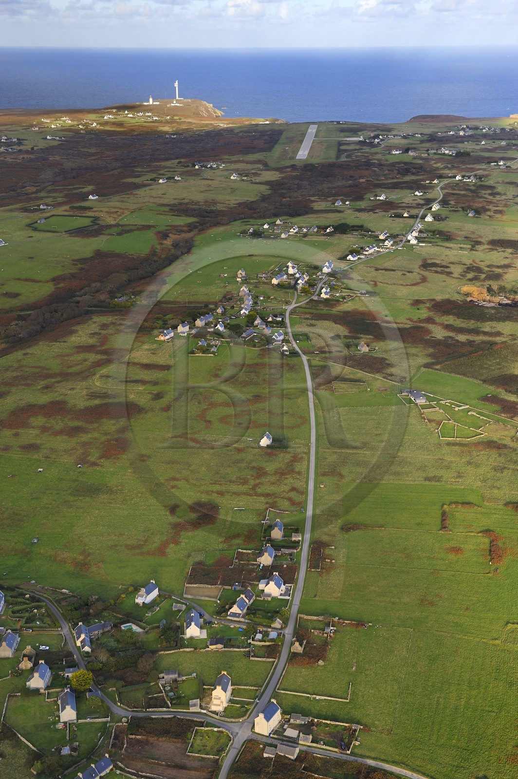 France, Finistère (29), parc naturel régional d'Armorique, mer d'Iroise, Ile d'Ouessant, réserve de Biosphère (UNESCO), la côte sud et le bourg de Porsguen au premier plan (vue aérienne)