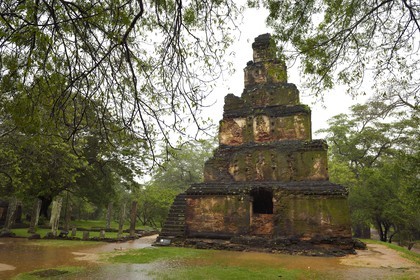 Sri Lanka, province du Centre-Nord, Polonnaruwa, l'ancienne capital du pays (XIe au XIIIe siècle) est classée au Patrimoine Mondial de l'UNESCO, terrasse de la relique de la Dent (Dala Maluwa), stupa Satmahal Prasada du XIIe siècle