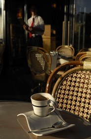France, Paris (75), tasse de café à une terrasse