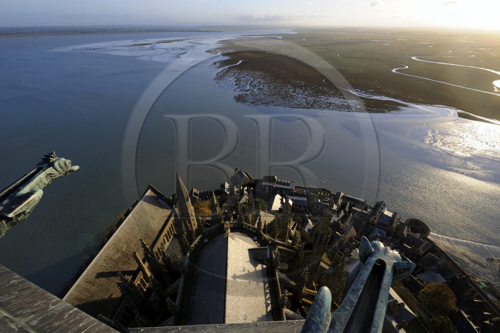 France, Manche (50), Mont-Saint-Michel, classé Patrimoine Mondial de l'UNESCO, chevet et la baie vus depuis la flèche à l'aube