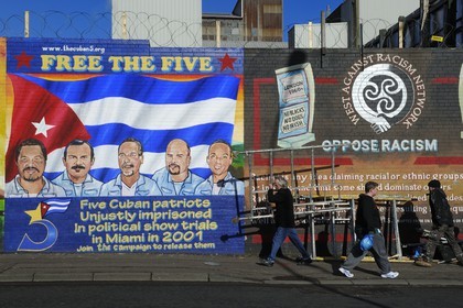 Royaume-Uni, Irlande du Nord, Belfast Ouest, le quartier catholique de Falls, International ou Solidarity Wall, peintures murales sur Falls Road