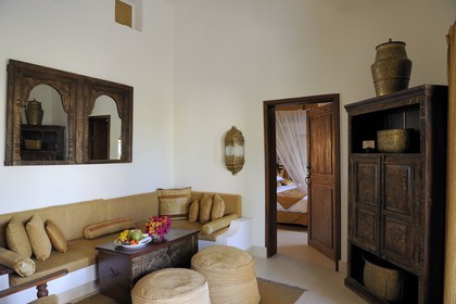 Tanzanie, archipel de Zanzibar, île de Unguja (Zanzibar), côte Sud-Est, Bwejuu, le luxueux Baraza Resort & Spa, salon d'un bungalow