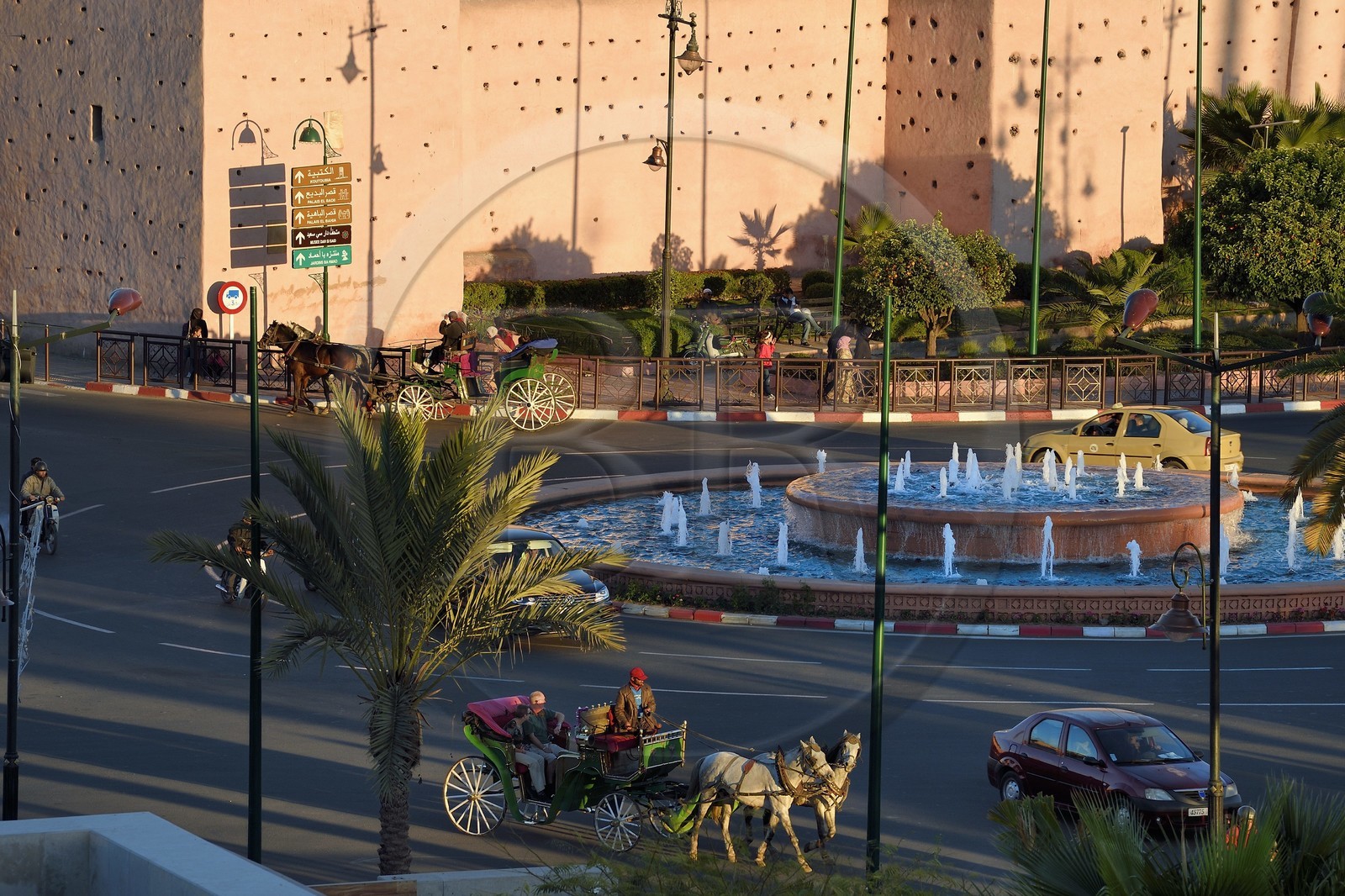 Maroc, Haut-Atlas, Marrakech, ville impériale, Médina classée Patrimoine Mondial de l'UNESCO, calèche sur la place Bab Jdid à l'entrée des remparts de la ville