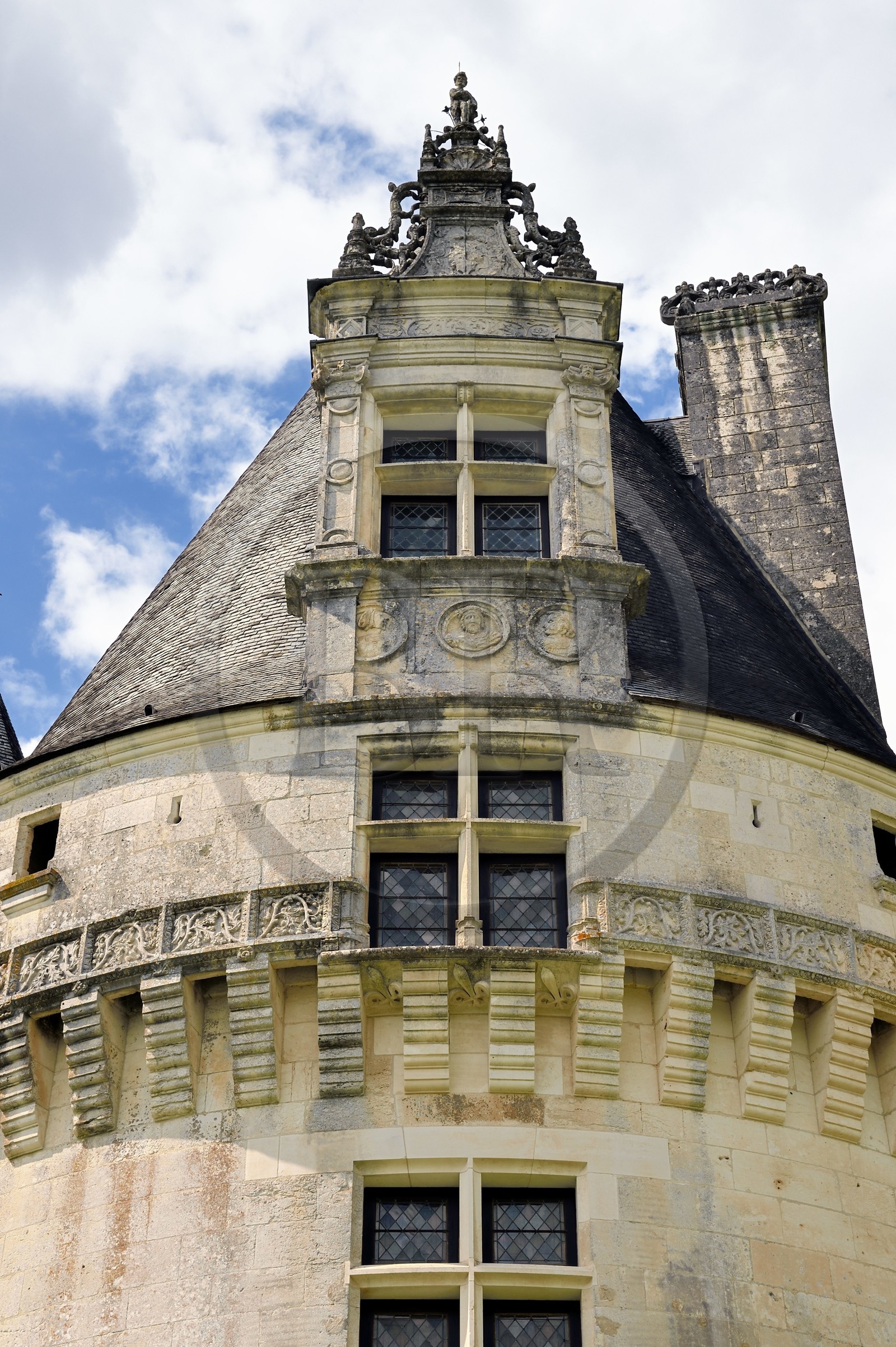 France, Dordogne (24), Périgord Vert, Villars, château de Puyguilhem de style Renaissance, haut de lucarne décoré au sommet de la tour