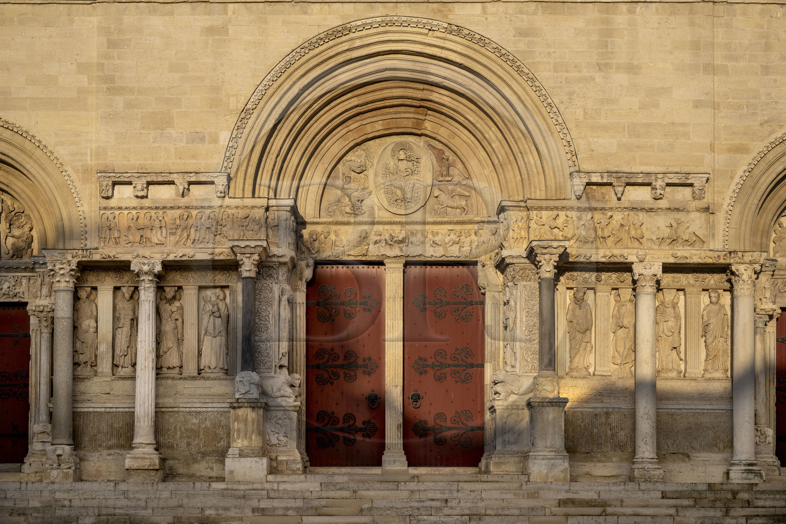 France, Gard (30), Saint-Gilles du Gard, église abbatiale de Saint-Gilles du XIIème-XIIIème siècle, classée Patrimoine Mondial de l'UNESCO au titre des chemins de Saint-Jacques de Compostelle en France, sculptures de la facade orientale de style art roman provencal