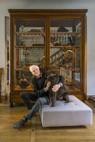 France, Paris (75), le dessinateur et auteur de bande-dessinée François Schuiten dans son atelier parisien, avec son chien Ulysse