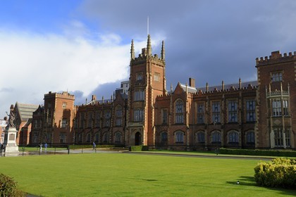 Royaume-Uni, Irlande du Nord, Belfast, le batiment principal de Queen's University de style Tudor
