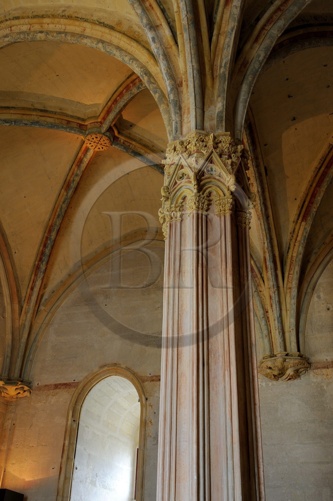France, Val-de-Marne (94), Vincennes, le château de Vincennes, le donjon, chambre du Roi au deuxième étage, petites chimères sur la colonne centrale