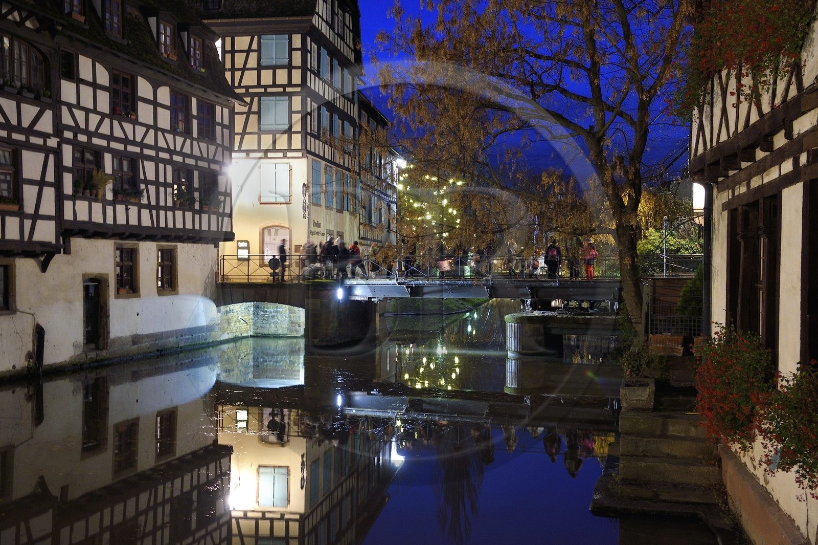 France, Bas-Rhin (67), Strasbourg, vieille ville classée au Patrimoine Mondial de l'UNESCO, quartier de la Petite France, le pont (tournant) du Faisan sur un bras de l'Ill