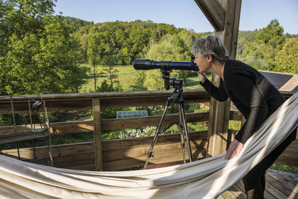 France, Bas-Rhin (67), Parc naturel régional des Vosges du Nord, Obersteinbach, Hotel Alsace-Village, observation de la faune avec la longue-vue depuis le balcon