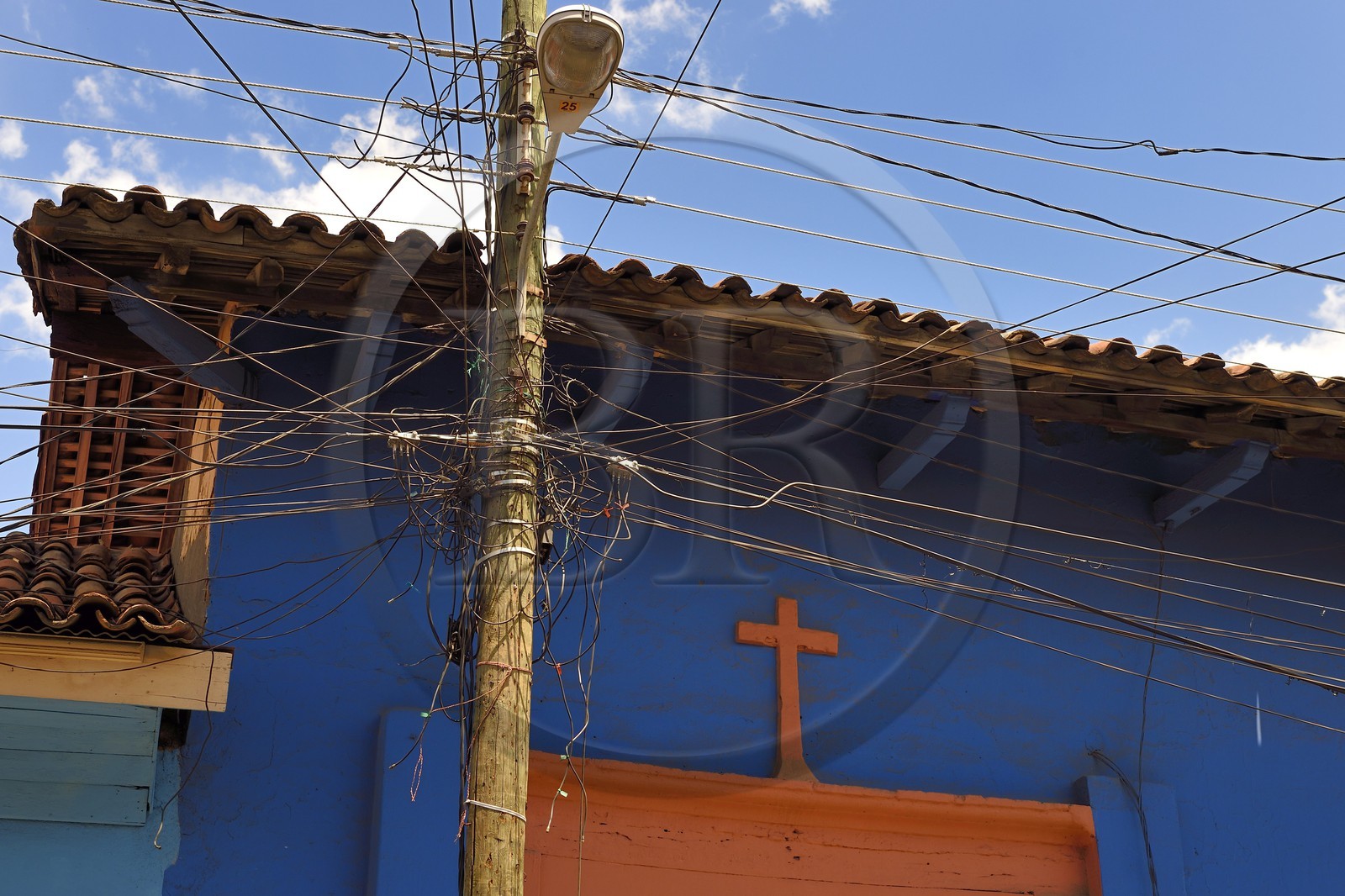 Nicaragua, Leon, réseau de cables électriques et téléphoniques dans la rue Ruben Dario