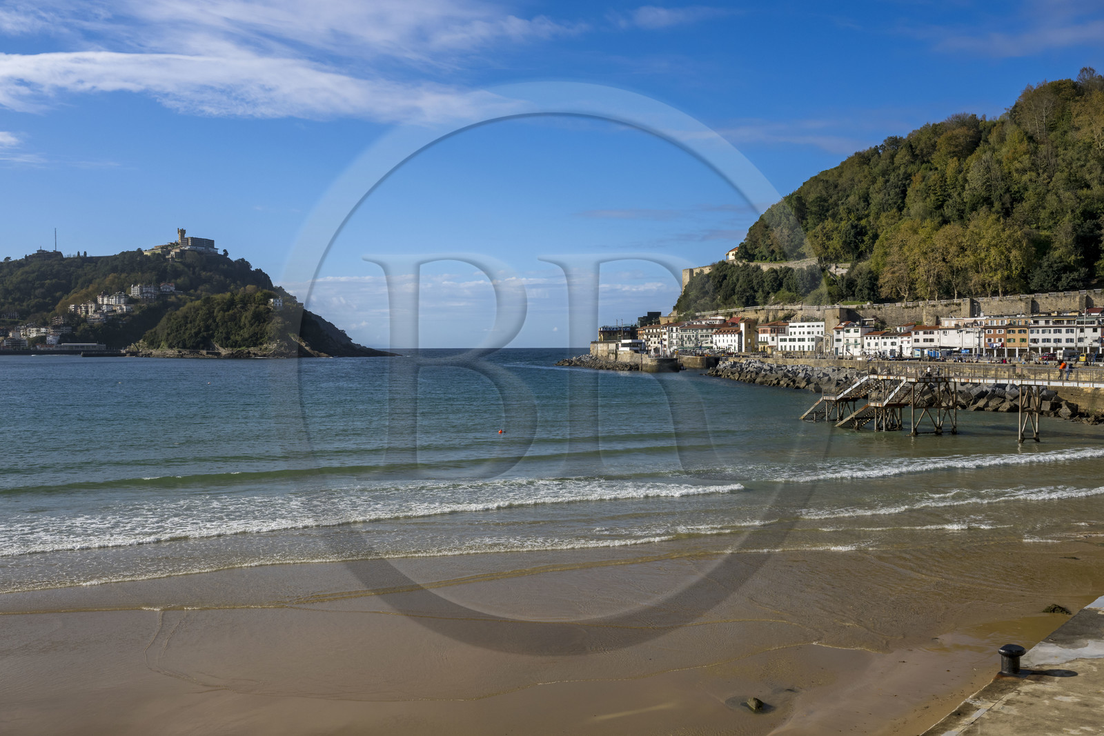Espagne, province du Guipuscoa (Gipuzkoa), Saint-Sébastien (Donostia),  la plage de la Concha au pied du Mont Urgull et du chateau de La Mota, le mont Igeldo en arrière plan