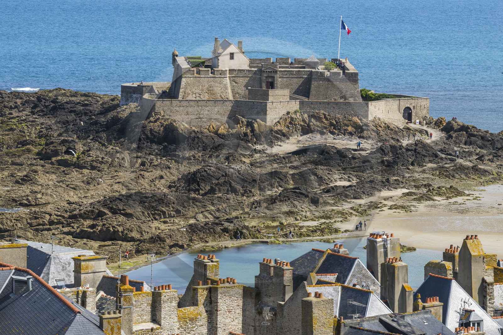 France, Ille-et-Vilaine (35), Côte d'Emeraude, Saint-Malo, Fort National conçu par Vauban et construit par Garangeau au XVIIème siècle vu depuis le clocher de l'église