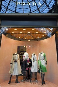 Italie, Lombardie, Milan, Piazza del Duomo, Galleria Vittorio Emanuele II, boutique de luxe Prada, mise en place de la vitrine
