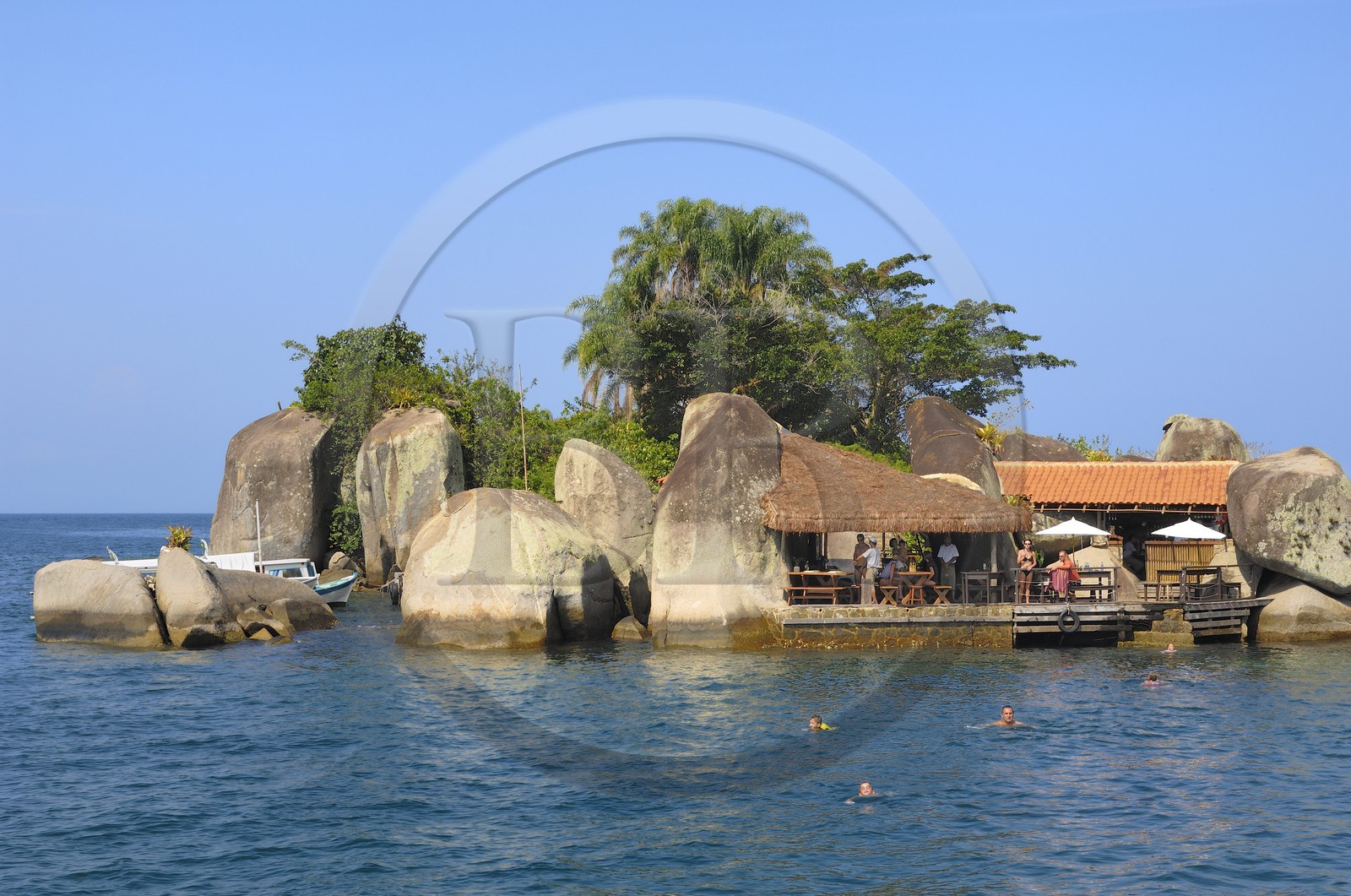 Brésil, Etat de Rio de Janeiro, Paraty, Ile Catimbau, la famille de Maria Irène Campers vit sur l'Ile et tient le petit restaurant de poisson Eh-Laho
