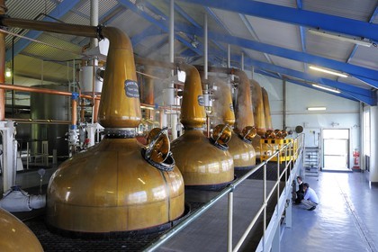 Royaume-Uni, Ecosse, Hébrides intérieures, Ile de Islay, Port Ellen, distillerie de whisky Laphroaig, distillation du wash dans des alambics en cuivre Pot-stills