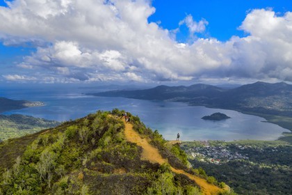 France, Ile de Mayotte, Grande-Terre, Réserve Forestière des Cretes du Sud, randonneurs au sommet du Mont Choungui (594 mètres) et la Baie de Bouéni en arrière plan (vue aérienne)