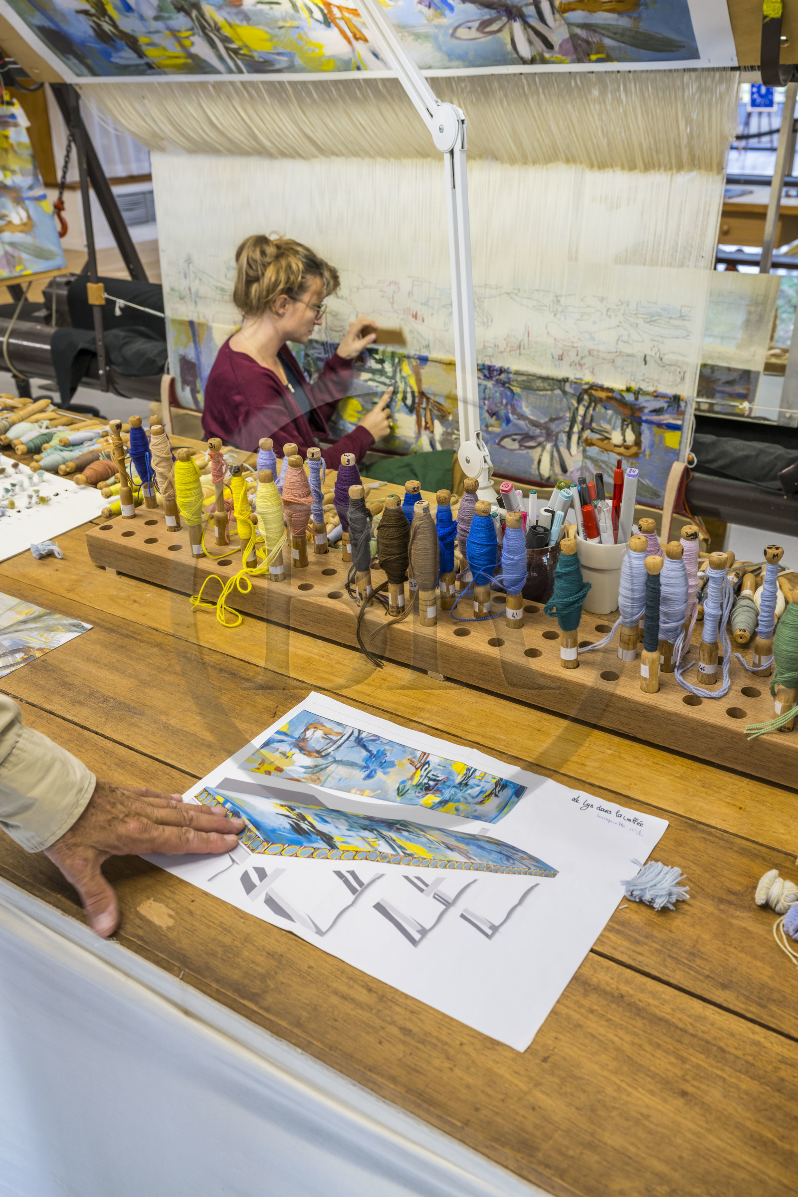 France, Hérault (34), Lodève, Manufacture de la Savonnerie unique annexe de la Manufacture Nationale de tapis de la Savonnerie des Gobelins, réalisation par la licière Kristell Corbinais sur un métier à tisser d'une tapisserie de siège pour banquette L'Iris dans la vallée dessinée par Philippe Borderieux, action de la tonte