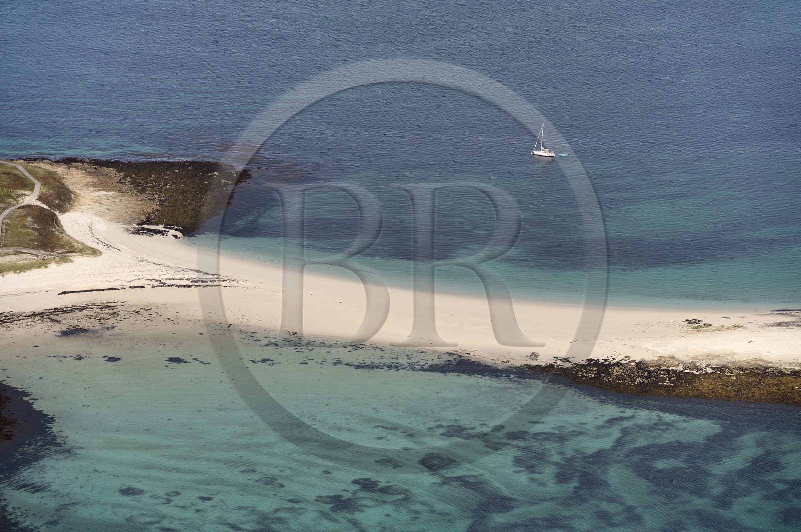 France, Finistère (29), La Foret Fouesnant, archipel des Glénan, cordon de sable entre l'Ile Saint Nicolas et Ile de Bananec (vue aérienne)