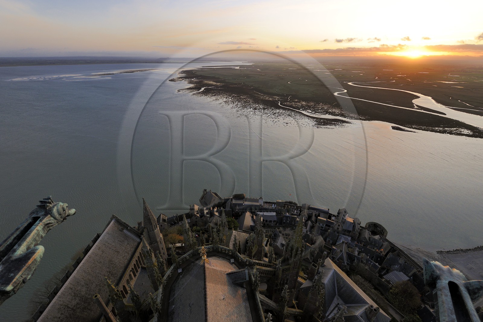 France, Manche (50), Mont-Saint-Michel, classé Patrimoine Mondial de l'UNESCO, chevet et la baie vus depuis la flèche à l'aube