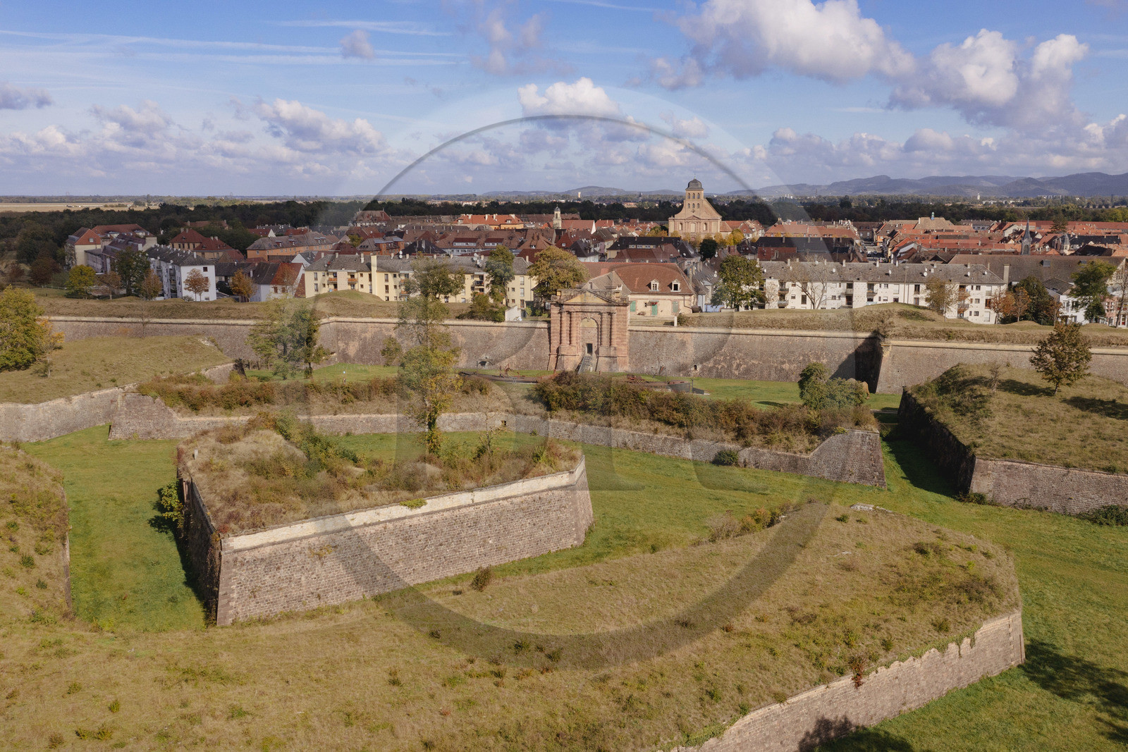 France, Haut-Rhin (68), Neuf-Brisach, ville fortifiée par Vauban, classée Patrimoine Mondial de l'UNESCO, la Porte de Belfort au sud-ouest et la Forêt Noire en arrière plan (vue aérienne)