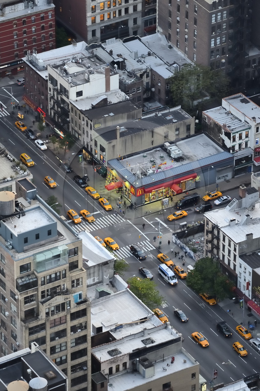 Etats-Unis, New York, Manhattan, Midtown, restaurant Mc Donald's à l'angle de la 6th Avenue - Avenue of the Americas et W28th Street