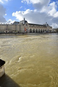 France, Paris (75), les rives de la Seine, classées Patrimoine Mondial de l'UNESCO, la crue de la Seine de janvier 2018, le musée d'Orsay en arrière plan