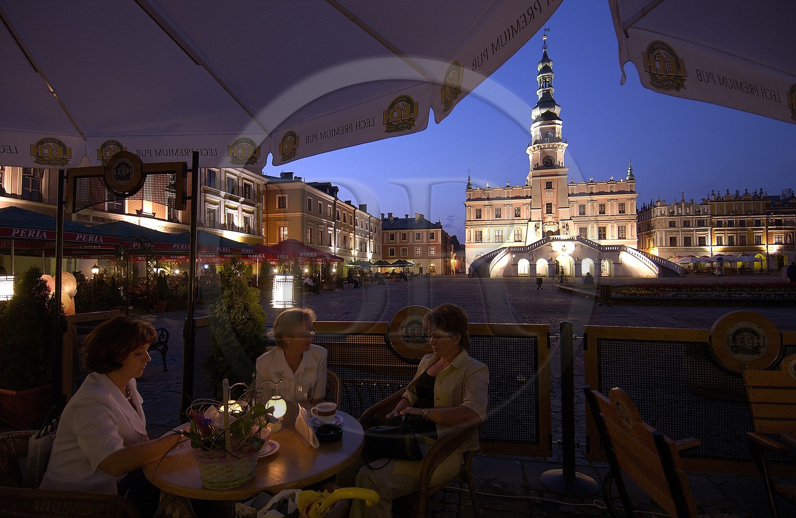 Pologne, région de Lublin, ville Renaissance de Zamosc classé Patrimoine Mondial de l' UNESCO, l' Hôtel de ville sur la place du marché et terrasse de restaurant