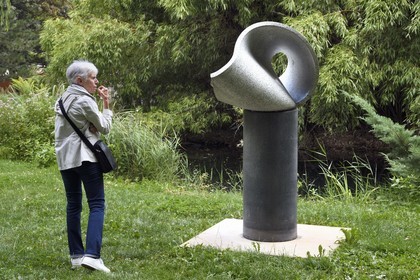 Suisse, canton du Valais, Martigny, Fondation Pierre Gianadda, Max Bill, Surface triangulaire dans l’espace, granit clair de Baveno, 1966