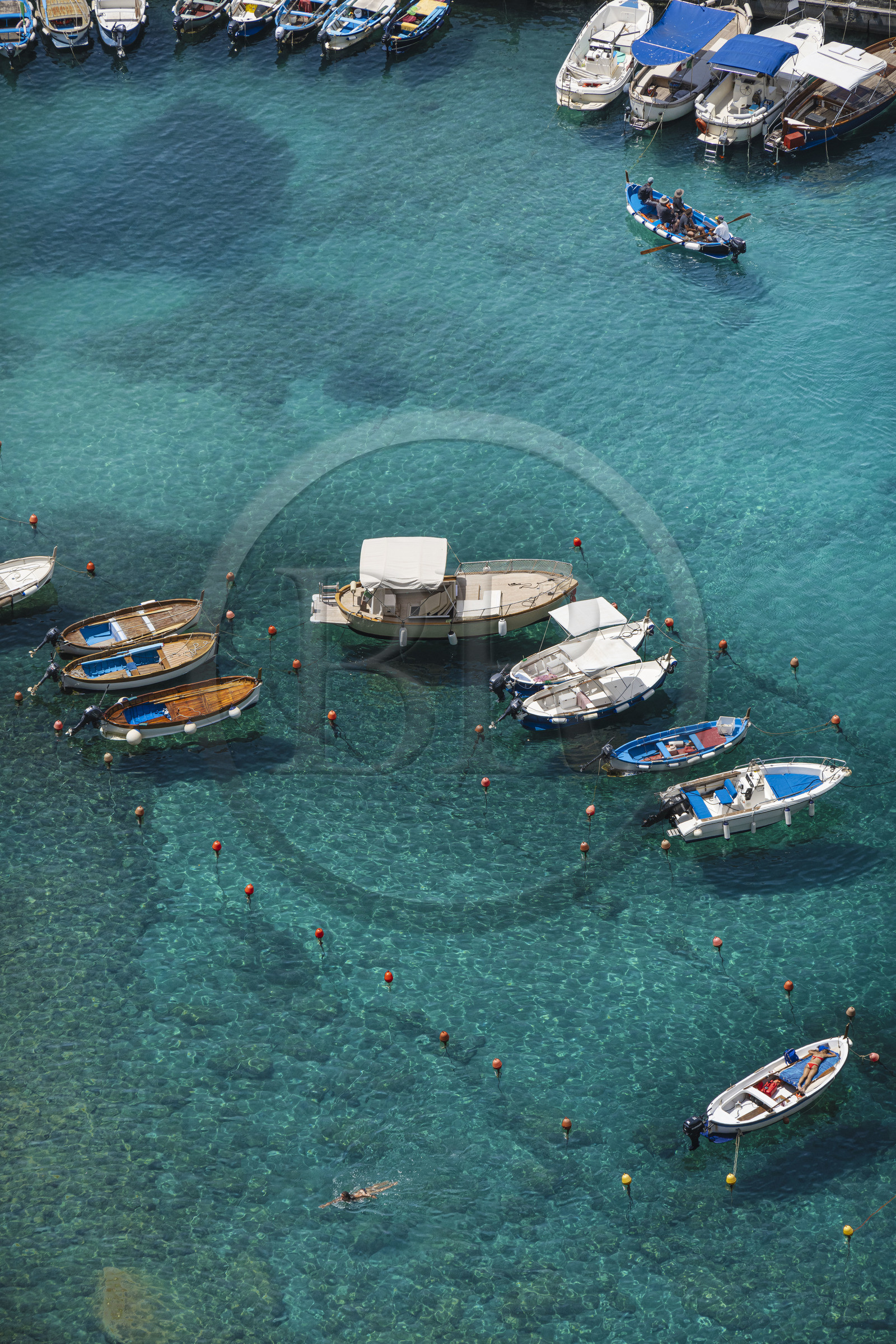 Italie, Ligurie, Cinque Terre, parc national des Cinque Terre classé Patrimoine Mondial de l'UNESCO, barques et nageurs dans le port du village de Vernazza