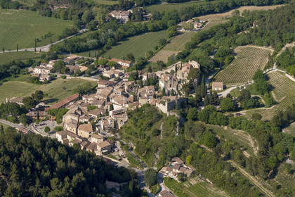 France, Vaucluse (84), Dentelles de Montmirail, Gigondas, le village au pied des Dentelles Sarrasines (vue aérienne)
