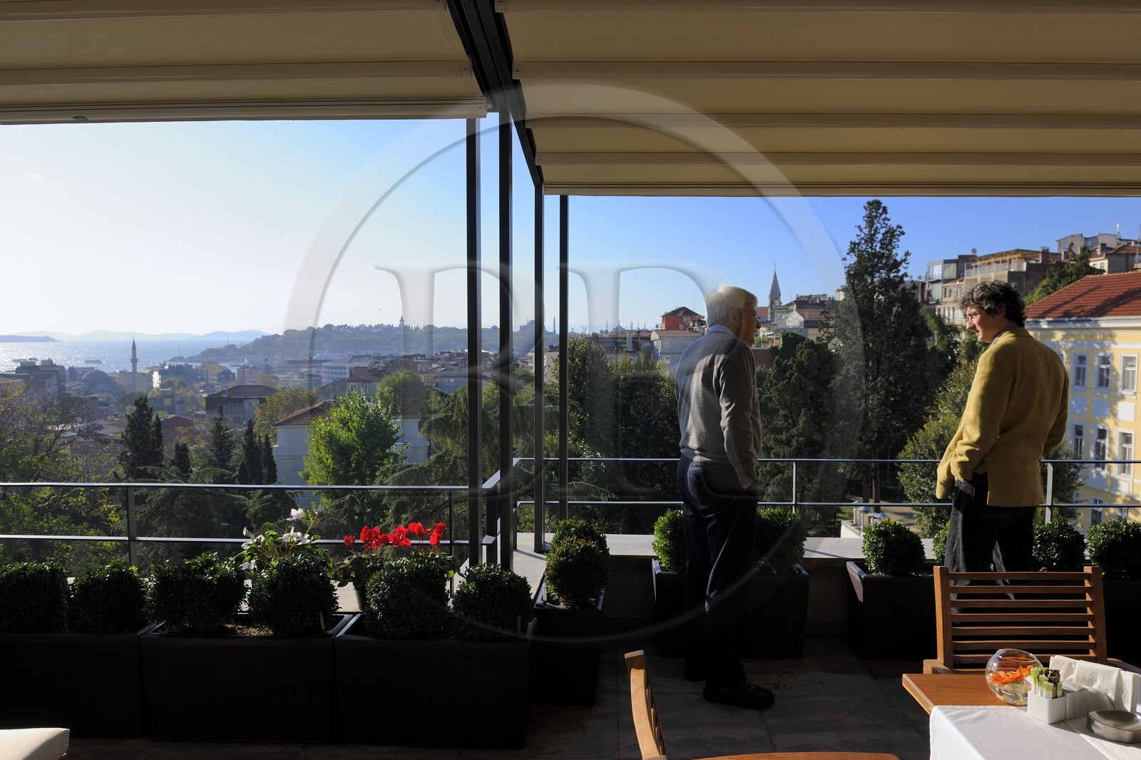 Turquie, Istanbul, quartier de Beyoglu, vue sur le Bosphore depuis l'hôtel Tomtom Suites