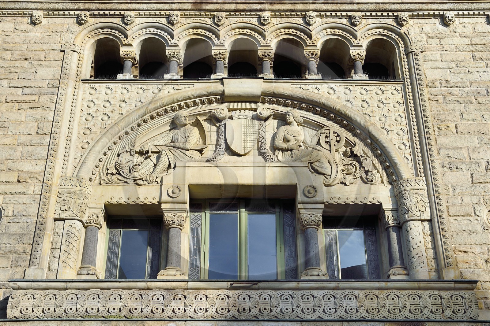 France, Moselle (57), Metz, quartier impérial, la gare de Metz, édifiée de 1905 à 1908 par l'architecte berlinois Jurgen Kruger est inscrite monument historique, frises aux motifs celtiques autour des fenetres du salon Charlemagne