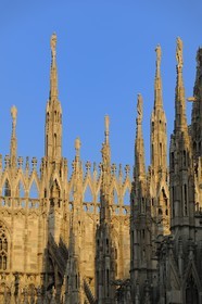 Italie, Lombardie, Milan, le Duomo dans le centre historique, cathédrale de style gothique flamboyant, les flèches surmontées de statues