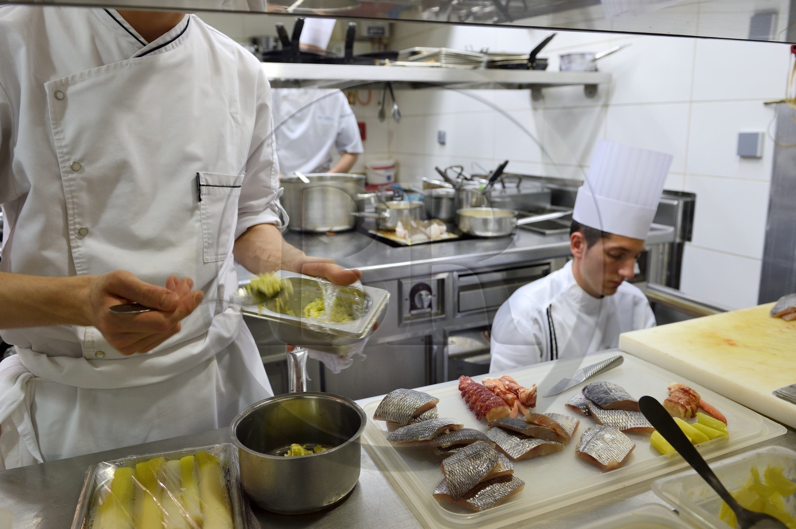 France, Rhône (69), Lyon, restaurant de la Mère Brazier fondé en 1921 par Eugénie Brazier, la brigade de Mathieu Viannay Chef doublement étoilé au guide Michelin en cuisine
