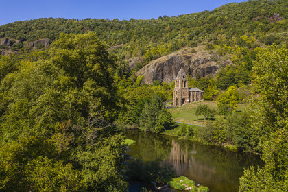 France, Haute-Loire (43), vallée de l'Allier, Saint-Julien-des-Chazes, chapelle Sainte-Marie-des-Chazes en bordure de l'Allier (vue aérienne)