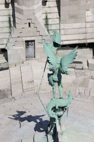 France, Paris (75), Montmartre, basilique du Sacré-Cœur de l'architecte Paul Abadie achevée en 1914, au-dessus du chevet de la basilique où la statue de Saint-Michel terrasse le démon
