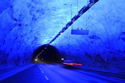 Norvège, Sogn og Fjordane, Le Tunnel de Laerdal (Laerdalstunnelen) est un tunnel routier de 24,5 km reliant Lærdal à Aurland, c'est le plus long tunnel routier au monde