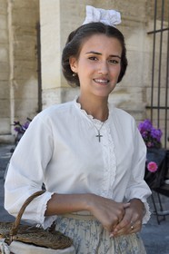 France, Bouches-du-Rhône (13), Arles, la course camarguaise de la Cocarde d'Or aux Arènes, jeune arlésienne en costume traditionnel