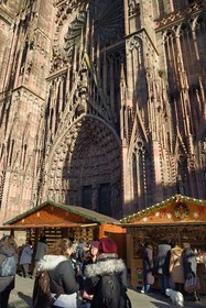France, Bas-Rhin (67), Strasbourg, vieille ville classée au Patrimoine Mondial de l'UNESCO, marché de Noël (Christkindelsmarik) au pied de la Cathédrale Notre Dame
