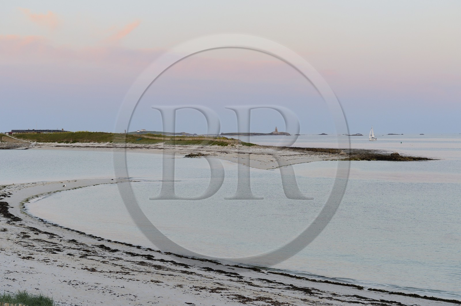 France, Finistère (29), La Foret Fouesnant, archipel des Glénan, Ile Saint-Nicolas, cordon de sable reliant l'Ile de Bananec