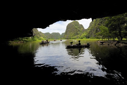 Vietnam, province de Ninh Binh, région surnommée la baie d'Halong terrestre, excursion en barque à Tam Coc entouré de paysages karstiques, passage d'une des trois grottes naturelles crées par la rivière