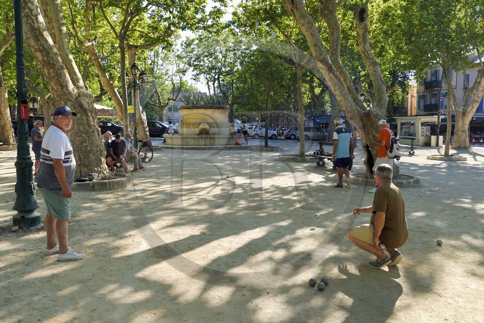 France, Var (83), Saint-Tropez, joueurs de pétanque sur la Place des Lices à la nuit tombée